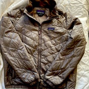 Womens Gray/Mauve Patagonia Bomber Style Jacket.  Fleece lined inside collar.